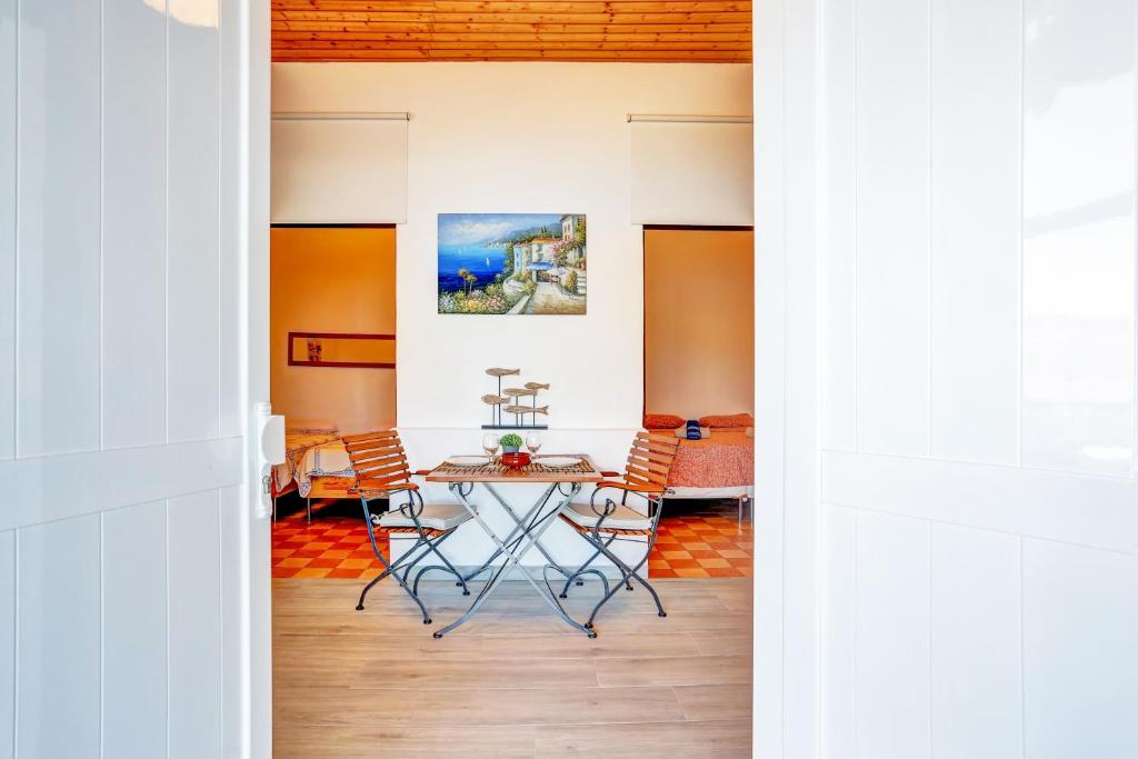 La Casa del Capitán - hallway-view-bedrooms-dining-table